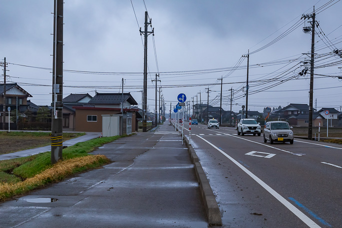 車道脇の歩道部分が本江駅跡を含む廃線跡
