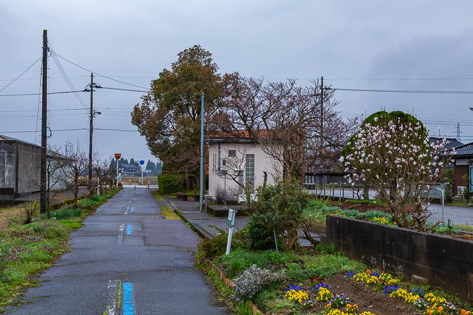 サイクリングロード沿いの公園として面影を残している藪波駅跡