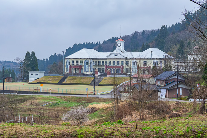 岩尾滝小学校跡を転用した小矢部市教育センターの建物