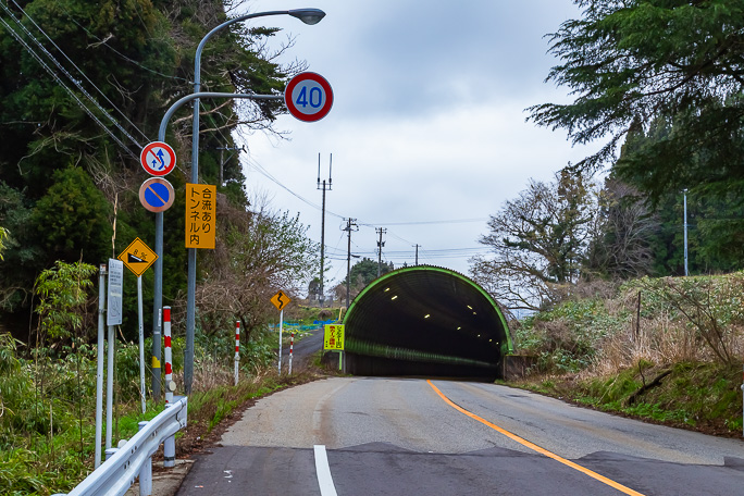熊無集落から降り始める所に道路シェルターがある
