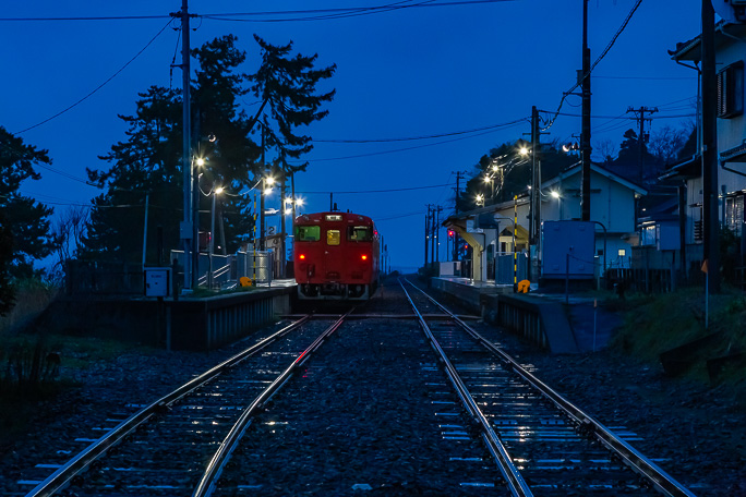 観光客で混雑するようになった雨晴駅も雨の夕刻ともなれば落ち着いた旅情駅の姿になっていた