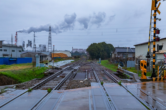 高岡往来踏切から伏木方で分岐する氷見線と高岡貨物線