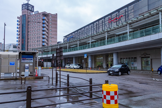 降り続く雨の中高岡駅に到着