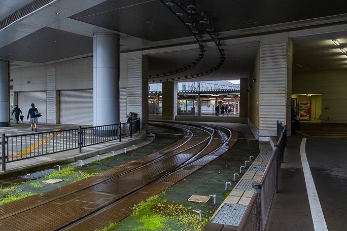 万葉線の線路が高岡駅の駅ビルの中にある高岡駅停留場に入っていく