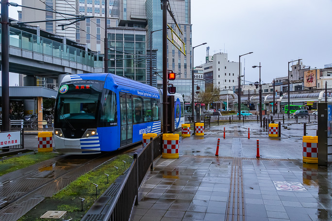 到着した万葉線の列車