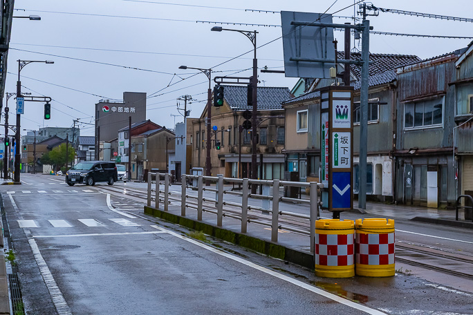 車の陰に隠れて見えないが、坂下町停留場は千鳥式2面1線構造