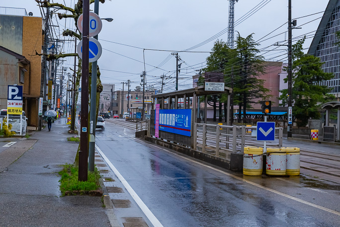 広小路停留場から複線構造となって2面2線の志貴野中学校前停留場に到着