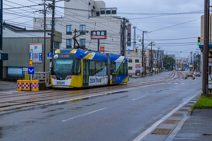高岡行きが停車する市民病院前停留場を逆向きから撮影