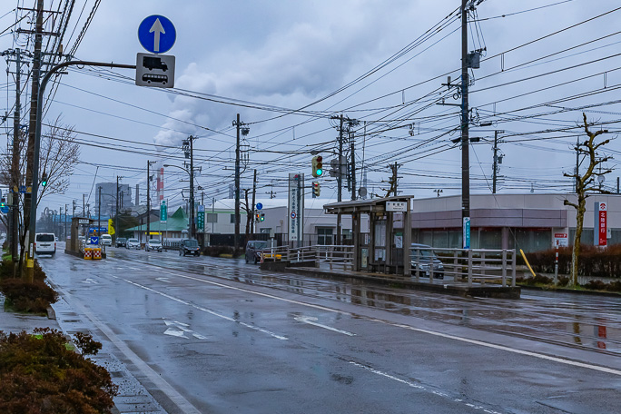 新能町停留場では能町らしい工業地帯の光景が行く手に見える