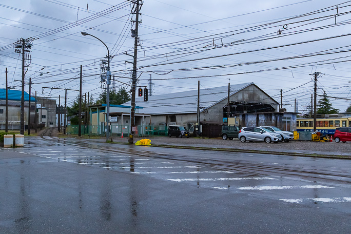 米島口停留場から能町口停留場までの専用軌道区間入り口