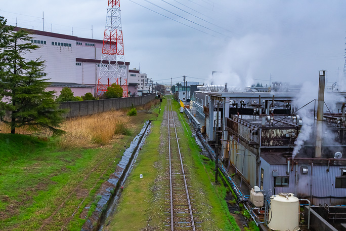 能町口停留場の手前ではJR氷見線や新湊線の線路を高架橋で跨いでいく