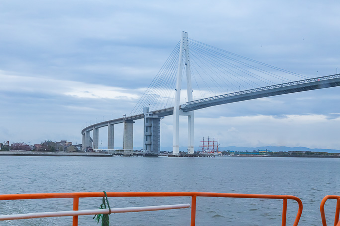 新湊大橋と海王丸パークが目を引く船室からの眺め