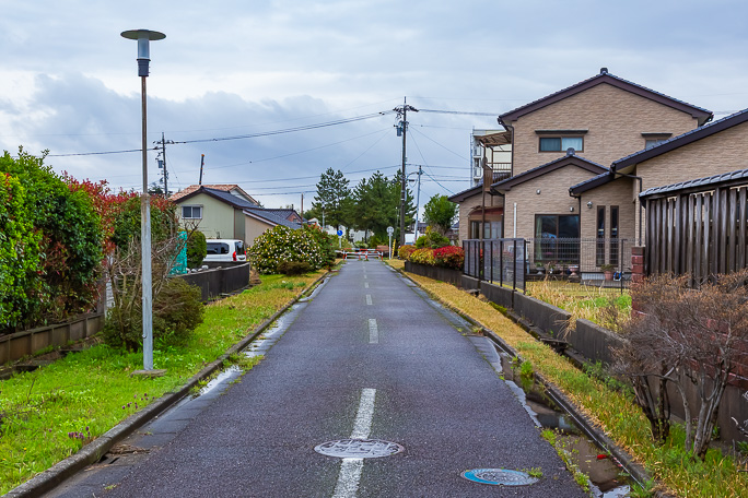 住宅地の中の遊歩道といった感じで続く廃線跡にある堀岡駅跡