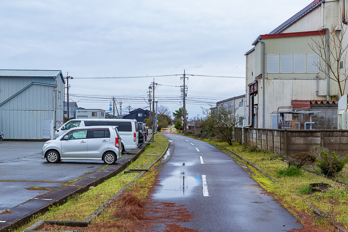 工場の敷地に挟まれる形で存在した本江駅跡