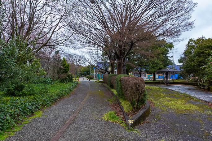 サイクリングロード脇の小公園と幼稚園が四方駅の敷地の跡