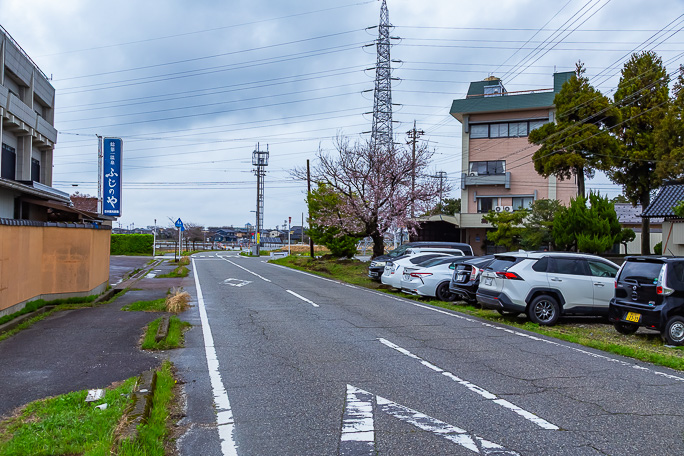 車道脇の車が停まった一角の空き地が鯰鉱泉前駅跡