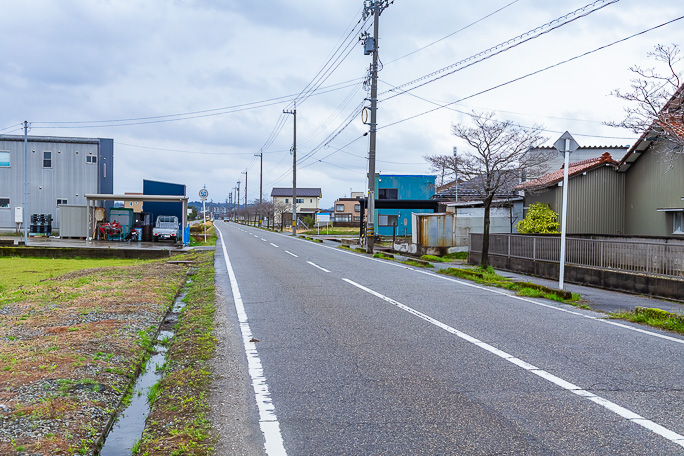 車道左手の礫混じりの空き地が布目駅の敷地跡