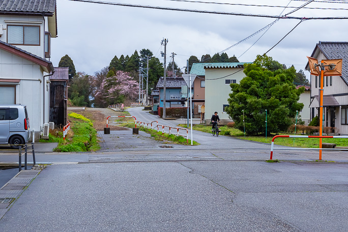 丘陵の手前の集落内にあった百塚駅跡付近