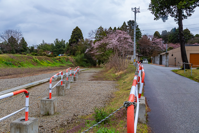 左手の未舗装路の先に八ケ山駅があったようだがこの日はロープで規制されていて進入できなかった