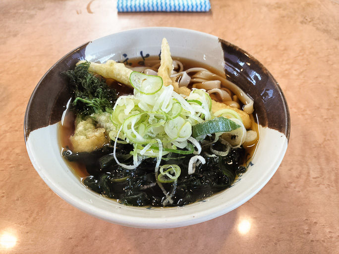 小腹が空いたので名古屋駅定番の駅そば屋できしめんを食べる