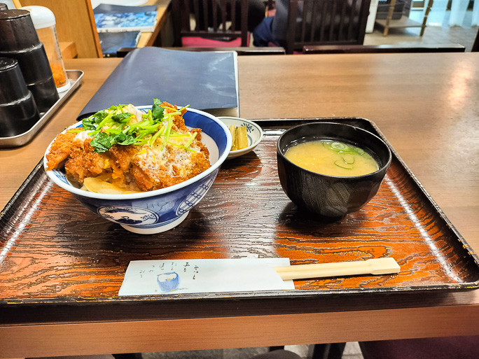 営業していた蕎麦屋でかつ丼の昼食とした