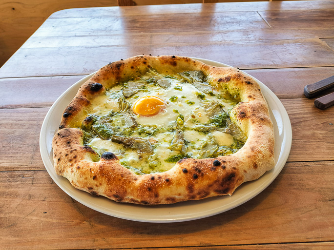イタリアンレストランのデルフィーノでいただくメインのピザ