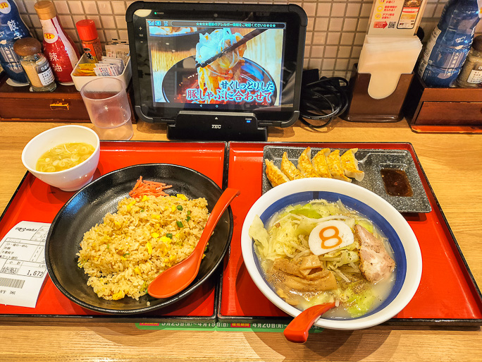 8番らーめんでチャーハンと餃子とラーメンを注文して食べ過ぎ状態になる
