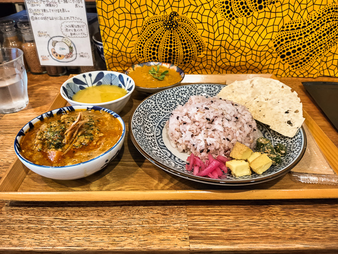 荒町停留場近くのアオヤギ食堂で日替わりカレーの昼食