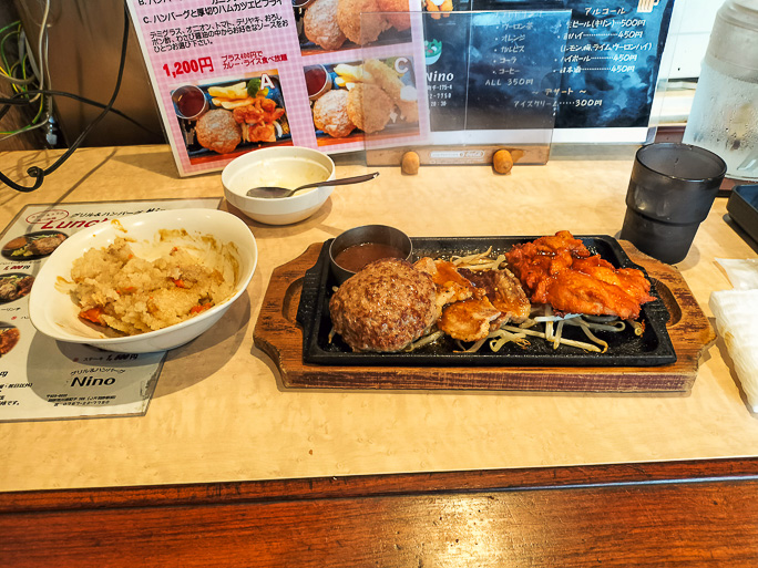 カレーや炊き込みご飯はお代わり自由で、サラダ付きのハンバーグランチ
