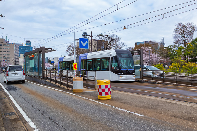 支線、富山都心線、安野屋線が分岐する丸ノ内停留場に停車する都心線方面への列車
