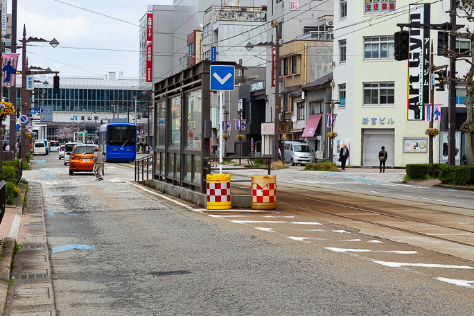 富山駅を間近に望む新富町停留場は千鳥式配置