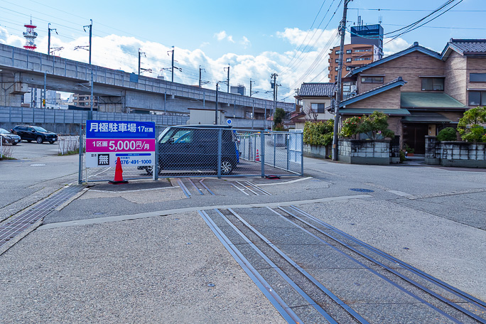 JR富山港線の富山口駅跡は線路跡を残した駐車場となっていた