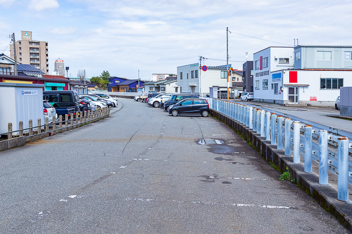廃線跡であることが一目瞭然の緩やかな曲線を描く駐車場