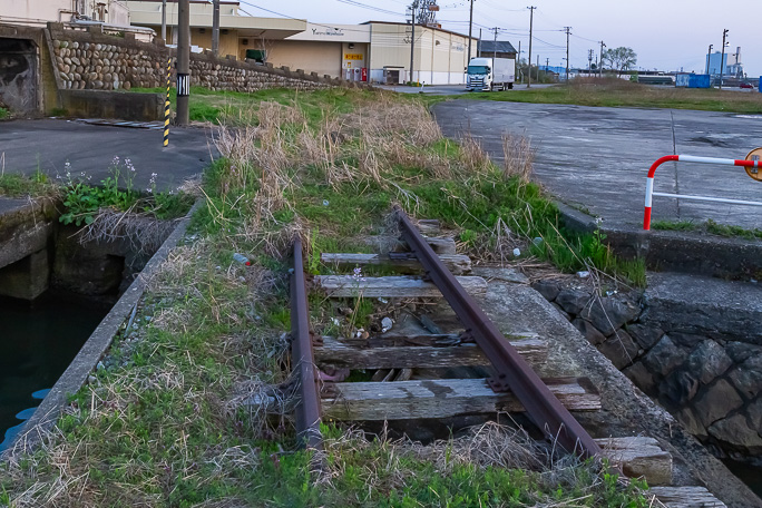新湊周辺には多数の専用線廃線跡が残っていた