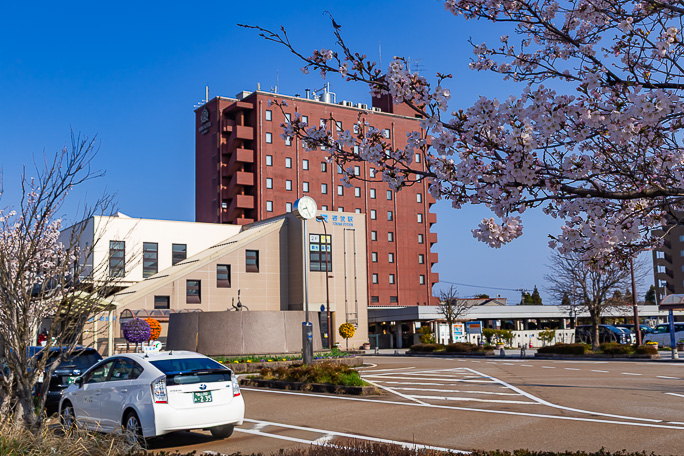 満開の桜を前景に砺波駅を撮影して先に進む