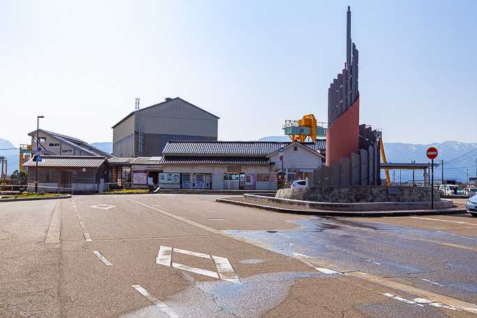 加越能鉄道との接続駅だった福野駅に到着