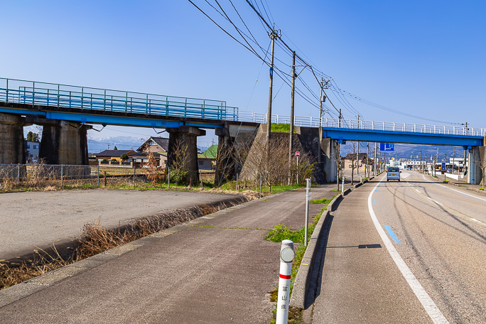 2日前にオーバークロスした加越能鉄道加越線をアンダークロスして先に進む