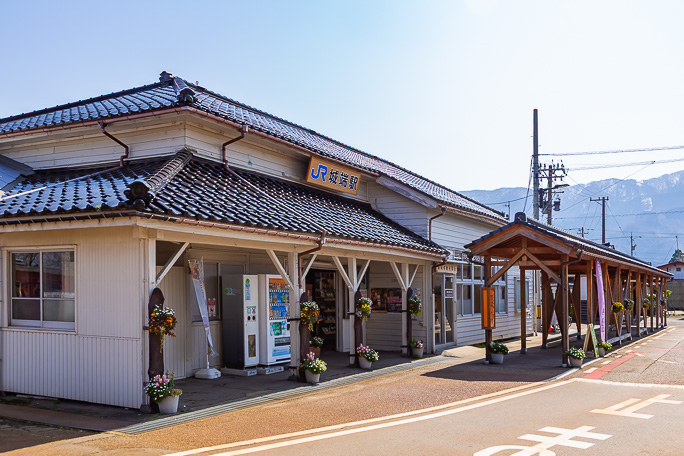 風格ある駅舎が印象的な城端駅に到着