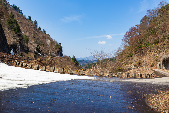 覆道部分で外に出ると人喰谷を越えて細尾峠に向かっていた旧道が姿を現す