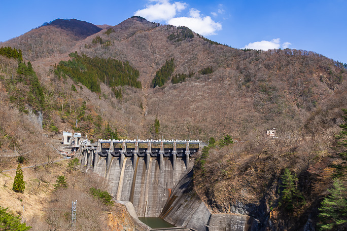 富山岐阜県境の飛越橋橋上から眺める成出ダム