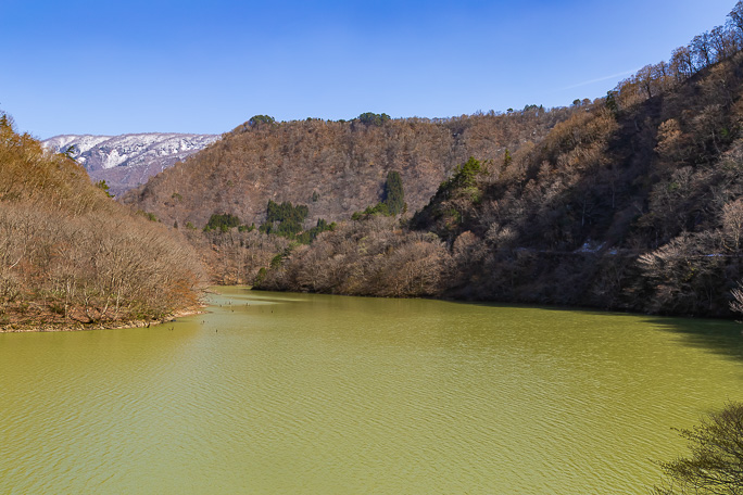 覆道部分では椿原湖の湖水や野に還りつつある旧道を眺めることが出来た