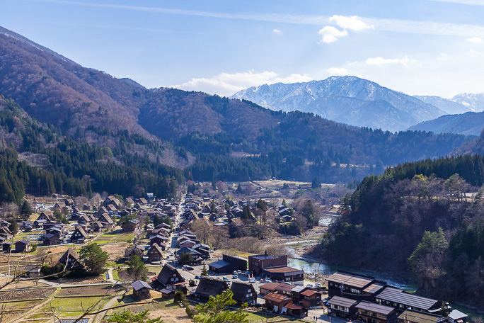 荻町集落の背後に横たわる雪山は三方崩山