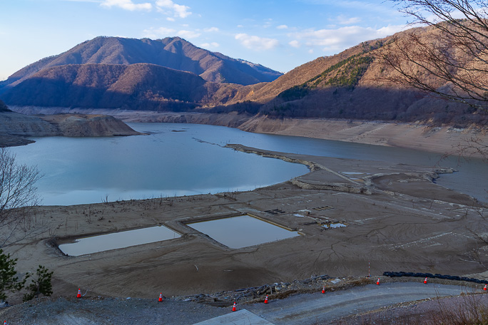 水没した集落跡が久方ぶりに水上に姿を現していた
