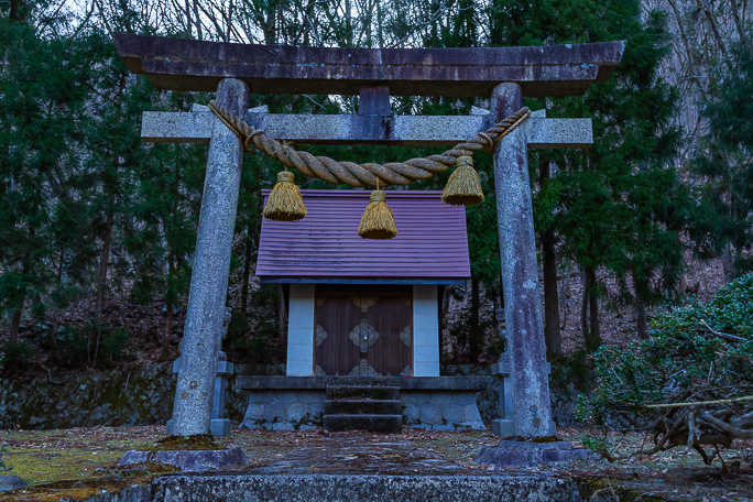 荘川桜付近に鎮座する御母衣電源神社