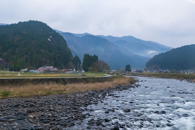 山田～自然園前間の車窓から眺める長良川の風景