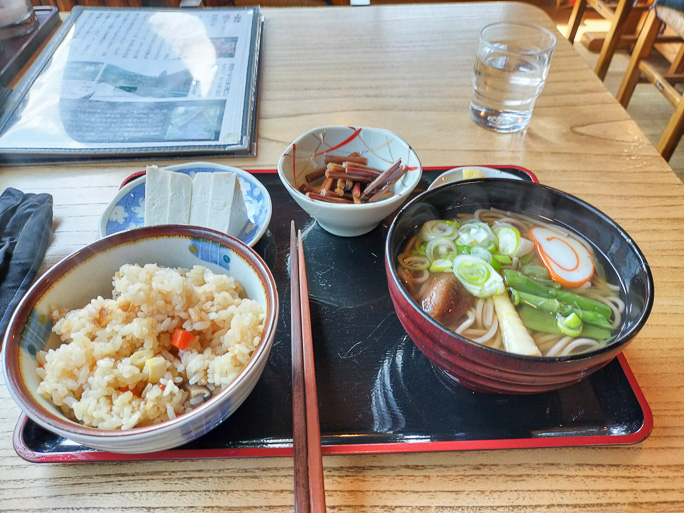 上梨集落の郷土料理屋で昼食とした