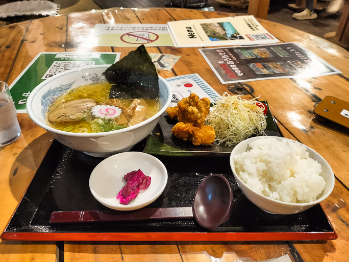 唐揚げとラーメンの定食にして蛋白質とエネルギーを補給