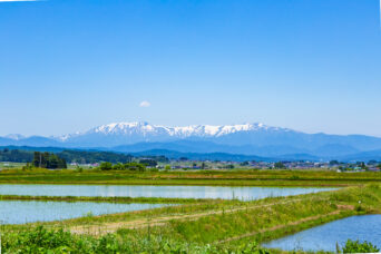 JR只見線・会津高田駅から望む飯豊連峰(福島県:2026年5月)