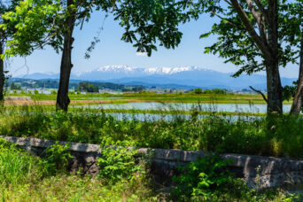 JR只見線・会津高田駅から望む飯豊連峰(福島県:2026年5月)