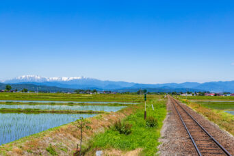 JR只見線・若宮駅から望む飯豊連峰(福島県:2026年5月)